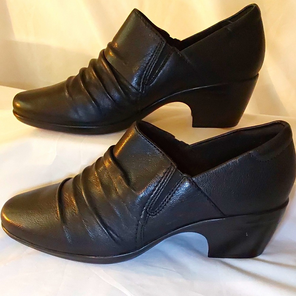 Clarks Emily Cove Shoes Women's Black Leather Slip-On Size 9M Round Toe NWOB